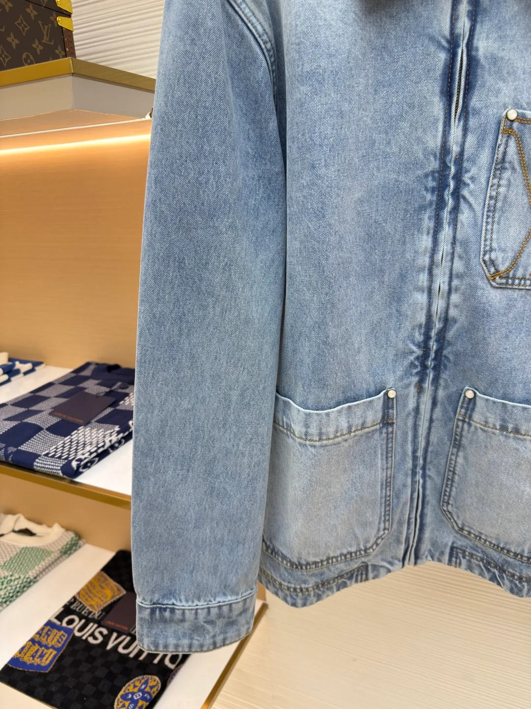 LOUIS VUITTON patch letter denim jacket ●Authentic product: Purchased and developed by 21599 ●Item number: 1680048-B75 ●Material: denim denim fabric ●Technology: embroidery production ●Version: fitted version ●Weight: about 1075 grams ●Size: 46-48-50-52 ●Description: The iconic pattern of the brand's presbyopia logo It has a strong street American style and is very chic. The whole piece is still the same loose version as always, which hides the flesh. The regular denim lapel design gives people a smart and generous look. Customized logo buttons and leather labels come with a full set of accessories. It is cool, stylish and fairy-like. It is also an absolute C-position piece and is highly recommended!  Very heavy work, exquisite details, special washing process, multiple washings can show the same perfect washing color effect as the original. You’ll know it once you get it. It’s self-evident how popular it is once it’s released. It has no gender boundaries and looks great with couples’ outfits. It’s versatile and effortless. The overall wiring is straight and delicate, the fabric is comfortable and soft, and the color is consistent without color difference. It can be matched with the same style to create a fashionable look and control various occasions. Customized accessories, complete with three standards, same style for men and women!
